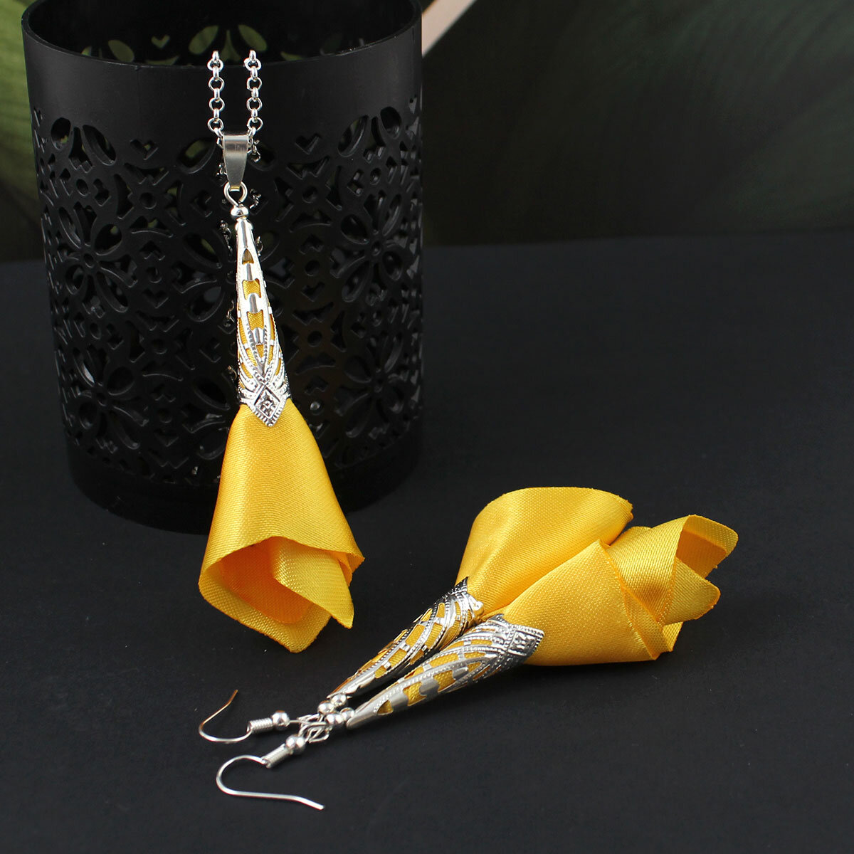 Kolczyki Kwiaty Satynowe Żółte Lume Design Długie, żółte satynowe kolczyki materiałowe w kształcie kwiatów ze srebrnym ażurowym wykończeniem