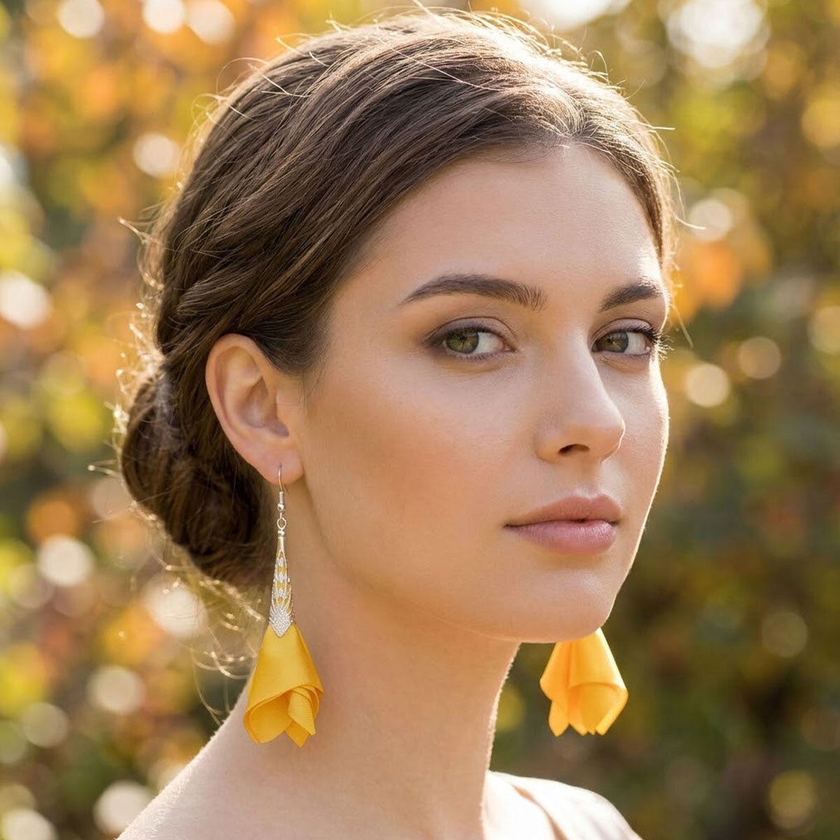 Kolczyki Kwiaty Satynowe Żółte Lume Design Długie, żółte satynowe kolczyki materiałowe w kształcie kwiatów ze srebrnym ażurowym wykończeniem