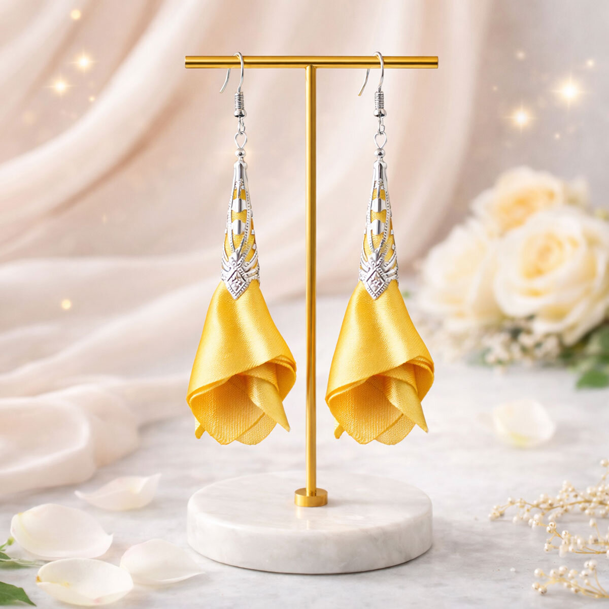 Kolczyki Kwiaty Satynowe Żółte Lume Design Długie, żółte satynowe kolczyki materiałowe w kształcie kwiatów ze srebrnym ażurowym wykończeniem