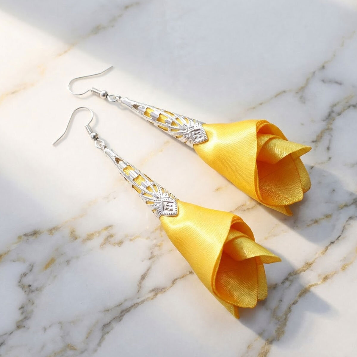 Kolczyki Kwiaty Satynowe Żółte Lume Design Długie, żółte satynowe kolczyki materiałowe w kształcie kwiatów ze srebrnym ażurowym wykończeniem