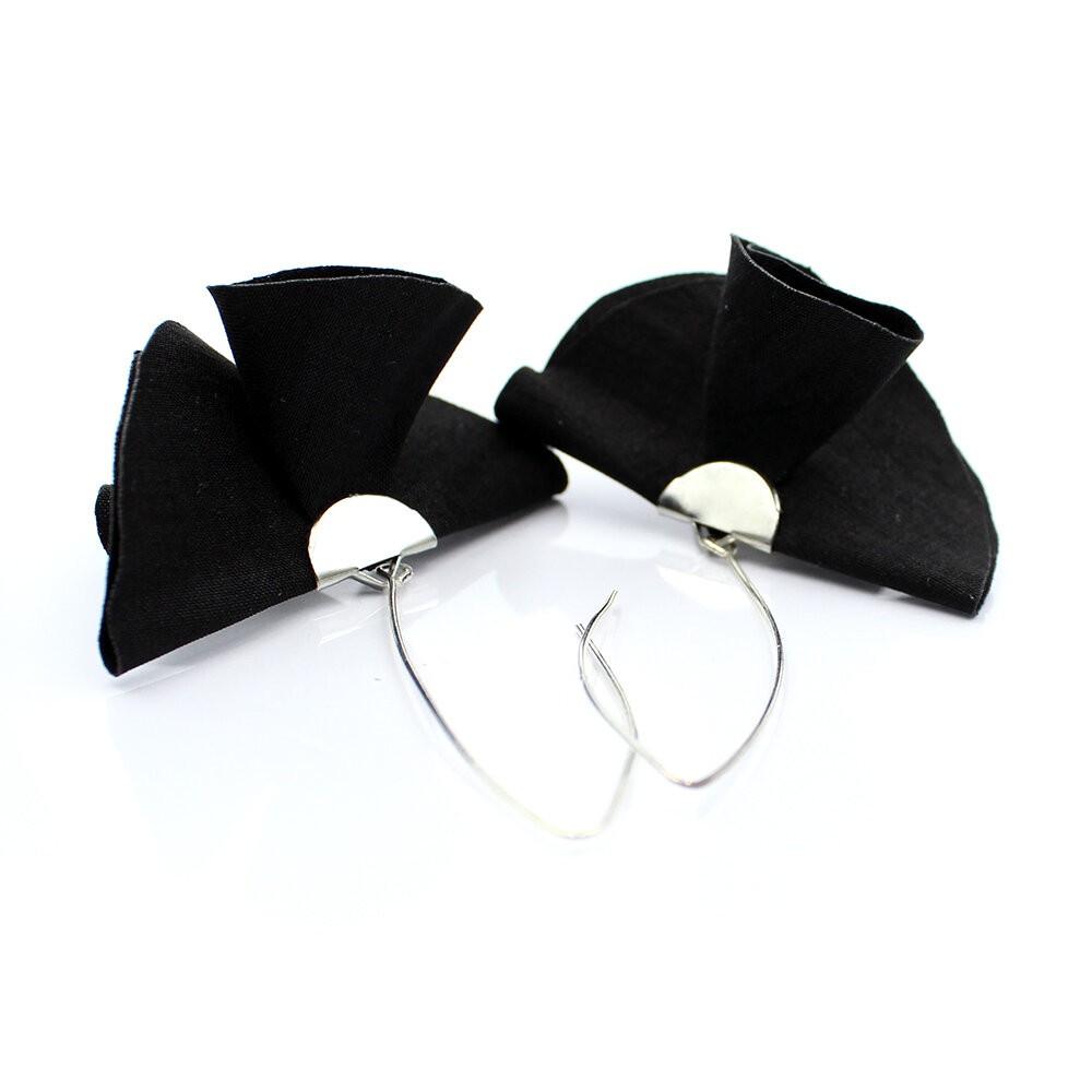 Długie kolczyki wachlarze czarne Lume Design srebrne bigle rybki