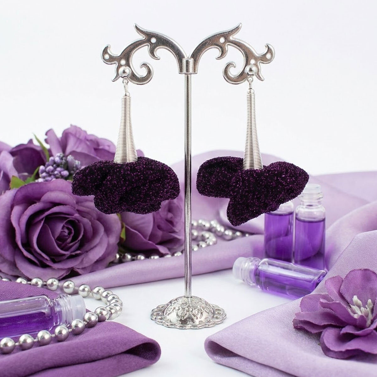 Ręcznie robione kolczyki z tkaniny ciemny fiolet lekkie błyszczące