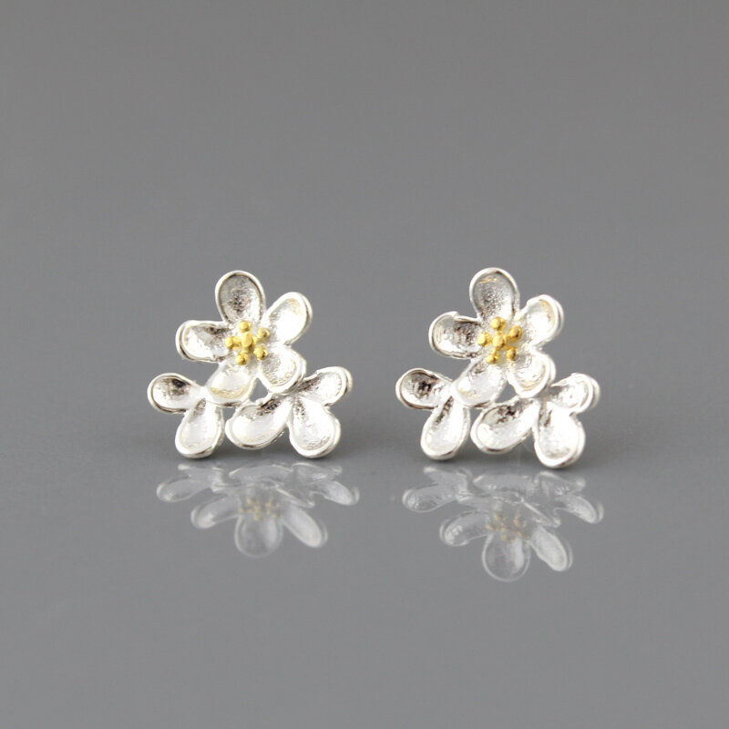 Dwukolorowe kolczyki wkrętki kwiatki