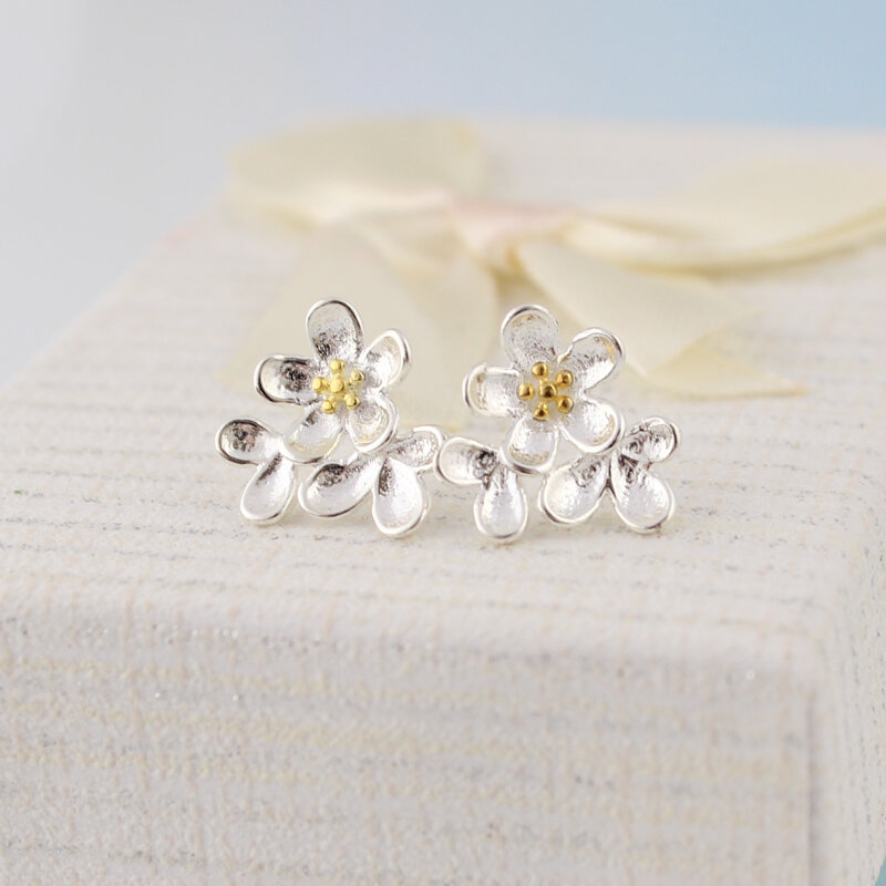 Dwukolorowe kolczyki wkrętki kwiatki