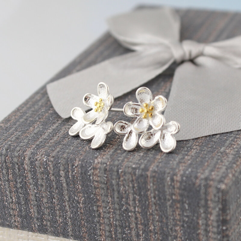 Dwukolorowe kolczyki wkrętki kwiatki