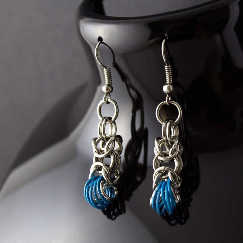 Kolczyki Chainmaille Srebrne Niebieskie wiszące kolczyki chainmaille,minimalistyczna biżuteria,ręcznie robione kolczyki,delikatne kolczyki,chain maill,proste kolczyki,kolczyki kółka,ciemne srebrne kolczyki,długie kolczyki,prezent dla niej,na święta,urodziny,upominek,niebieskie