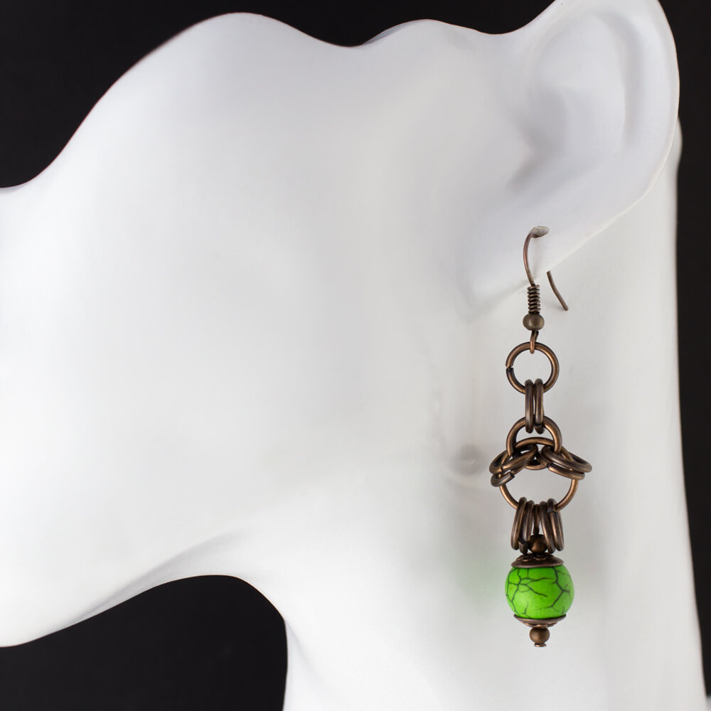 Kolczyki Chainmaille Zielone wiszące kolczyki chainmaille,minimalistyczna biżuteria,ręcznie robione kolczyki,delikatne kolczyki,chain maill,proste kolczyki,kolczyki kółka,ciemne srebrne kolczyki,długie kolczyki,prezent dla niej,na święta,urodziny,upominek,miedziane,z miedzi