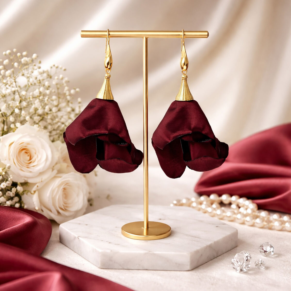Kolczyki Długie Kwiaty Burgundowe Płatki 7,5cm Lume Design Długie, wiszące kolczyki w kształcie kwiatów uformowanych z burgundowej tkaniny ze złotym spiralnym stożkiem