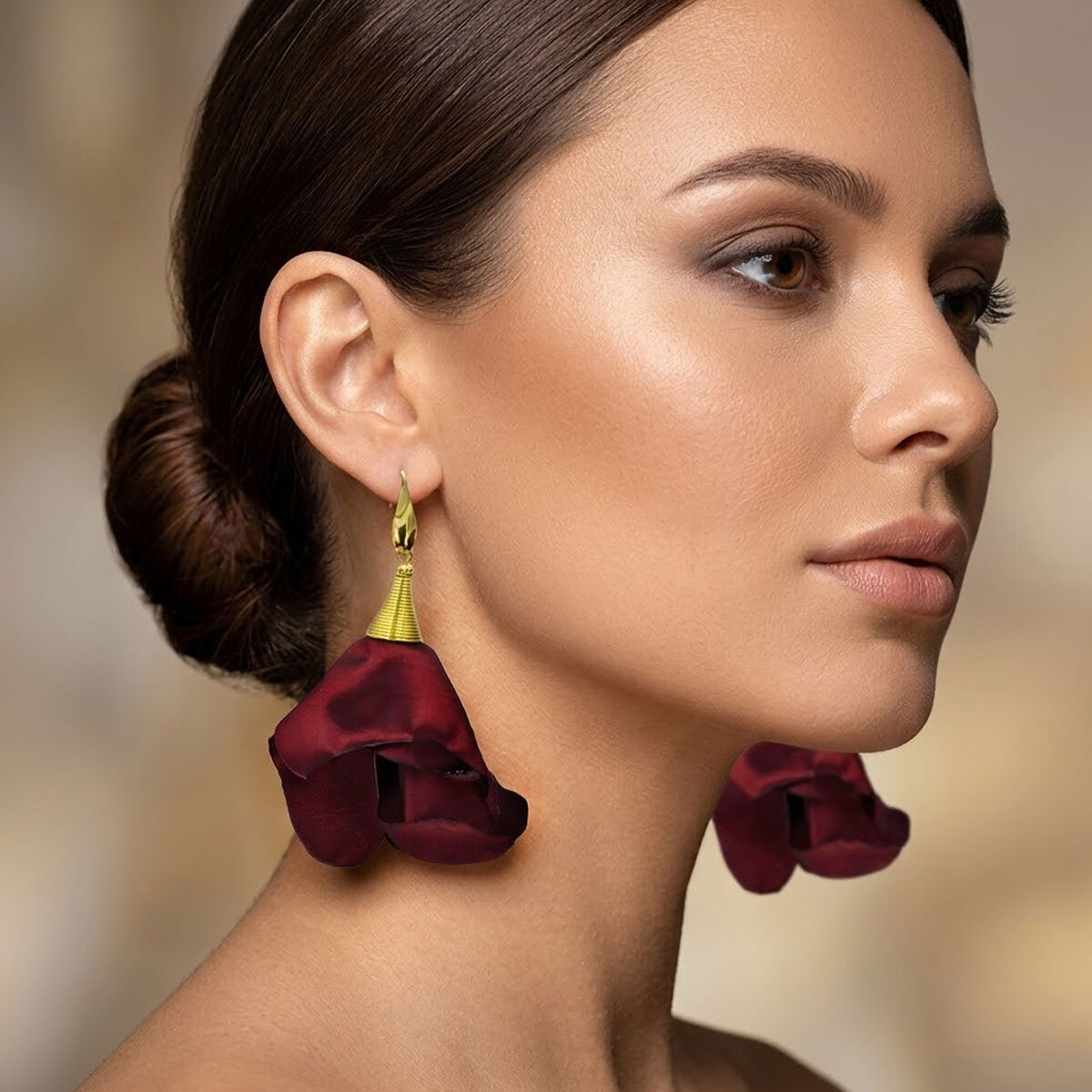 Kolczyki Długie Kwiaty Burgundowe Płatki 7,5cm Lume Design Długie, wiszące kolczyki w kształcie kwiatów uformowanych z burgundowej tkaniny ze złotym spiralnym stożkiem