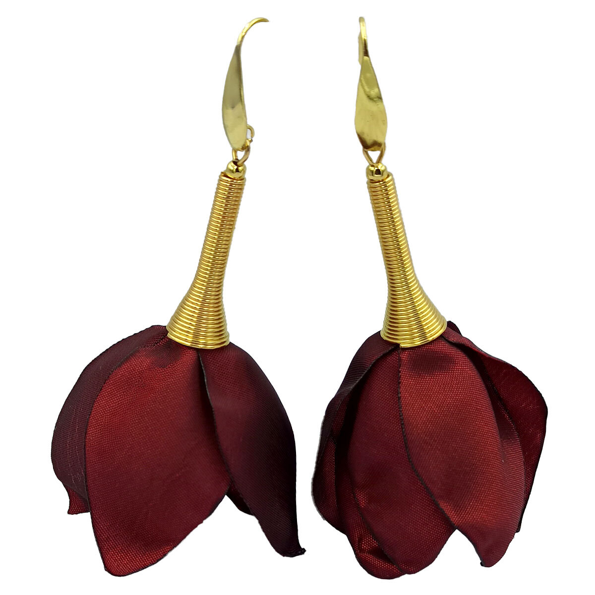 Długie, wiszące kolczyki w kształcie kwiatów uformowanych z asymetrycznych płatków tkaniny w kolorze ciemnego bordo