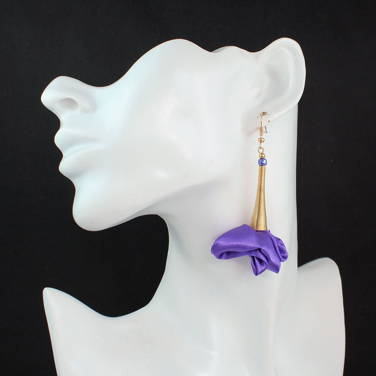 Długie kolczyki kwiaty fioletowe satynowe złote bigle Lume Design