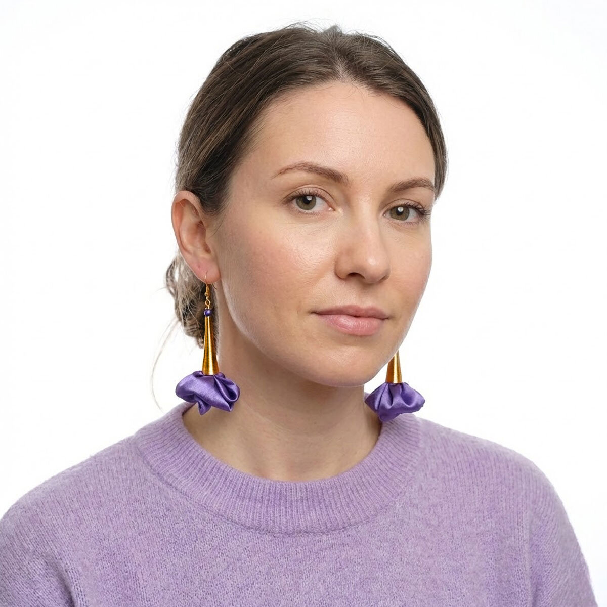 Długie kolczyki kwiaty fioletowe satynowe złote bigle Lume Design