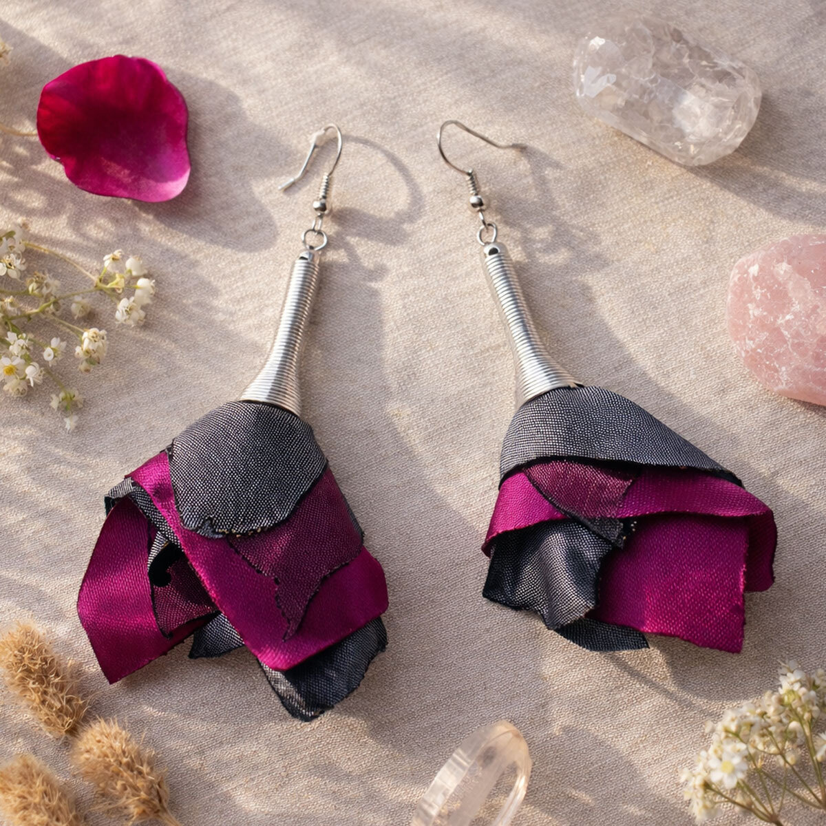 Długie, wiszące kolczyki materiałowe w kształcie kaskadowych kwiatów. Asymetryczne płatki z tkaniny w kolorze fuksji
