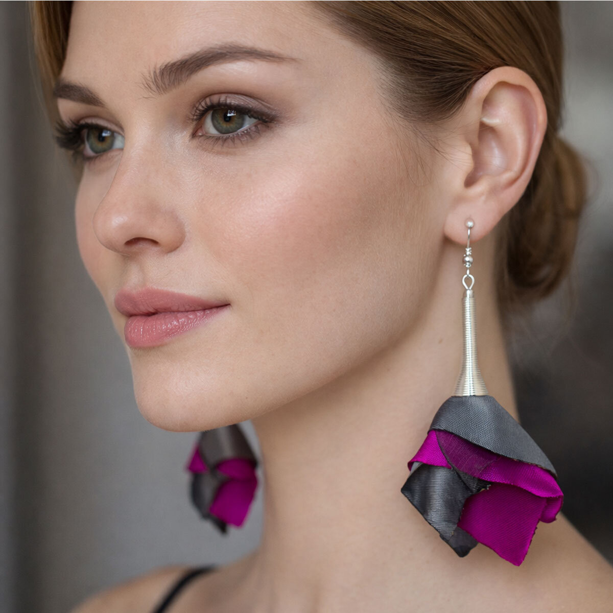 Długie, wiszące kolczyki materiałowe w kształcie kaskadowych kwiatów. Asymetryczne płatki z tkaniny w kolorze fuksji