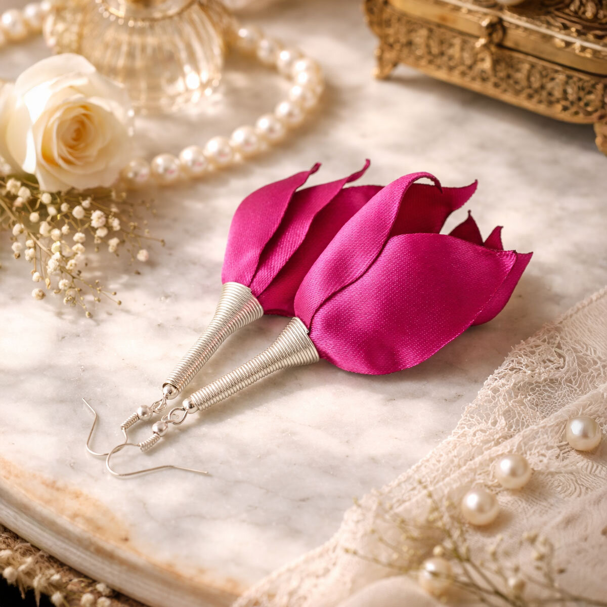 Kolczyki Kwiaty Satynowe Fuksja Lume Design Długie, różowe kolczyki materiałowe fuksja z satynowych płatków kwiatów, srebrne zapięcia