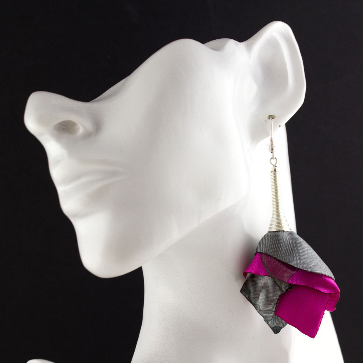 Długie, wiszące kolczyki materiałowe w kształcie kaskadowych kwiatów. Asymetryczne płatki z tkaniny w kolorze fuksji