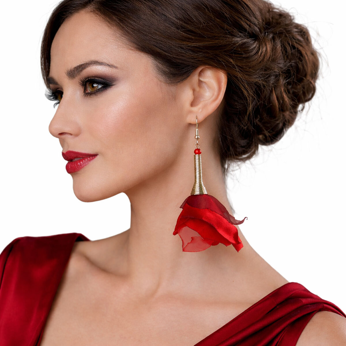 Długie, czerwone materiałowe kolczyki w kształcie kwiatów z elementami w antycznym odcieniu srebra