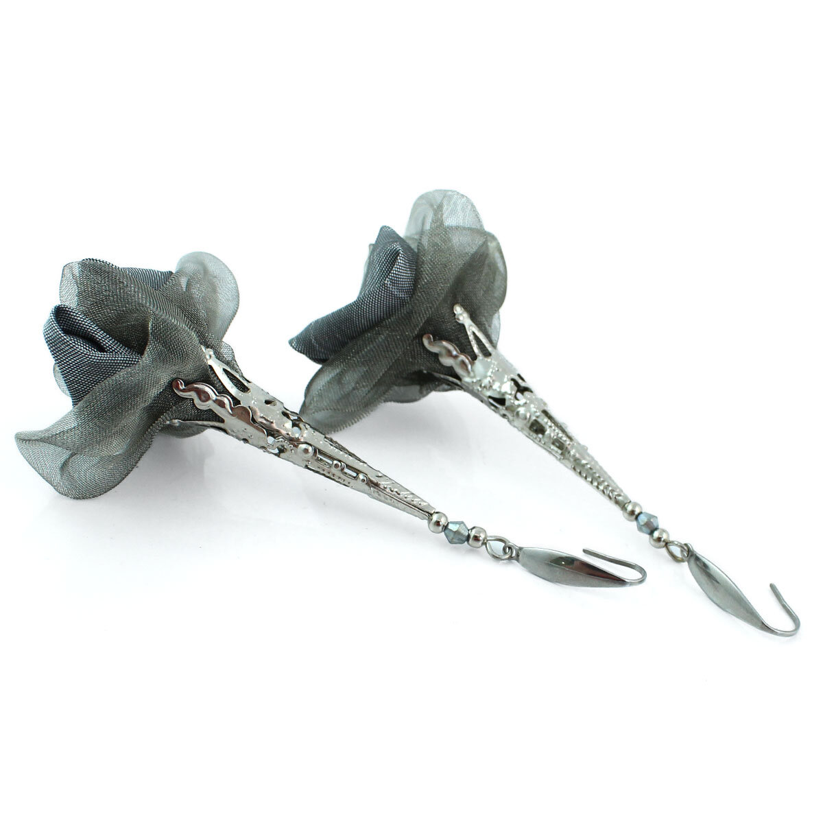 Długie grafitowe kolczyki kwiaty w ażurowym srebrnym wykończeniu