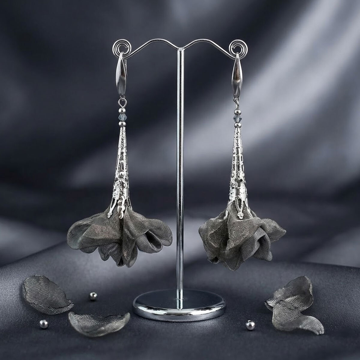 Długie grafitowe kolczyki kwiaty w ażurowym srebrnym wykończeniu