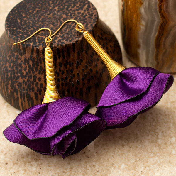 Kolczyki Silk Fioletowe Złote kolczyki materiałowe,kwiatki,długie,kolczyki z tkaniny,kolczyki kwiaty,ażurowe kolczyki,biżuteria na prezent,dla dziewczyny,dla mamy,święta,urodziny,dzień kobiet,walentynki,kolczyki na lato,lekkie kolczyki,zwiewne,kwiatki z materiału,kolczyki boho,biżuter