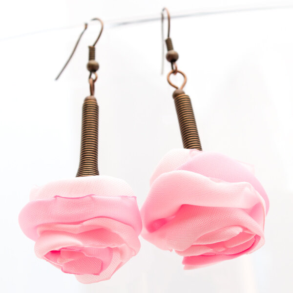 Kolczyki z tkaniny Silk Róże kolczyki materiałowe,kwiatki,długie,kolczyki z tkaniny,kolczyki kwiaty,ażurowe kolczyki,biżuteria na prezent,dla dziewczyny,dla mamy,święta,urodziny,dzień kobiet,walentynki,kolczyki na lato,lekkie kolczyki,zwiewne,kwiatki z materiału,kolczyki boho,biżuteria boho,etno,kwiaty,róże,różyczki,jasne różowe