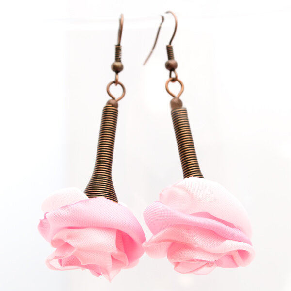Kolczyki z tkaniny Silk Róże kolczyki materiałowe,kwiatki,długie,kolczyki z tkaniny,kolczyki kwiaty,ażurowe kolczyki,biżuteria na prezent,dla dziewczyny,dla mamy,święta,urodziny,dzień kobiet,walentynki,kolczyki na lato,lekkie kolczyki,zwiewne,kwiatki z materiału,kolczyki boho,biżuteria boho,etno,kwiaty,róże,różyczki,jasne różowe