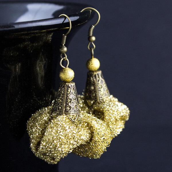 Kolczyki z tkaniny Silk Złote Ażurowe kolczyki materiałowe,kwiatki,długie,vintage,wiktoriańskie kolczyki,kolczyki z tkaniny,steampunk,kolczyki kwiaty,ażurowe kolczyki,biżuteria na prezent,dla dziewczyny,dla mamy,święta,urodziny,dzień kobiet,walentynki,kolczyki na lato,lekkie kolczyki,zwiewne,boho,etno,romantyczne,kwiatki z materiału,złote,antyczny brąz