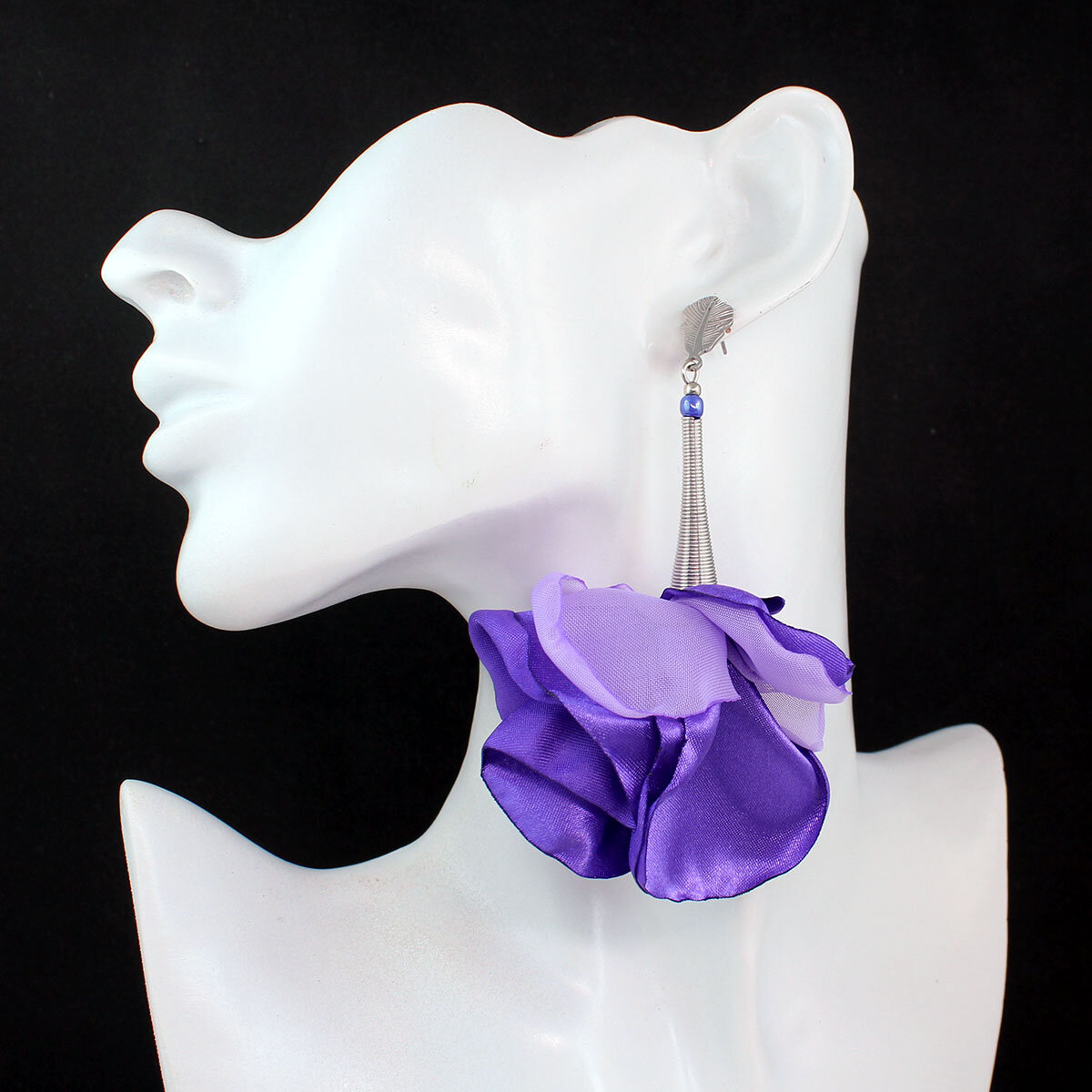 Duże kolczyki z tkaniny fioletowe kwiaty awangardowe srebrne handmade