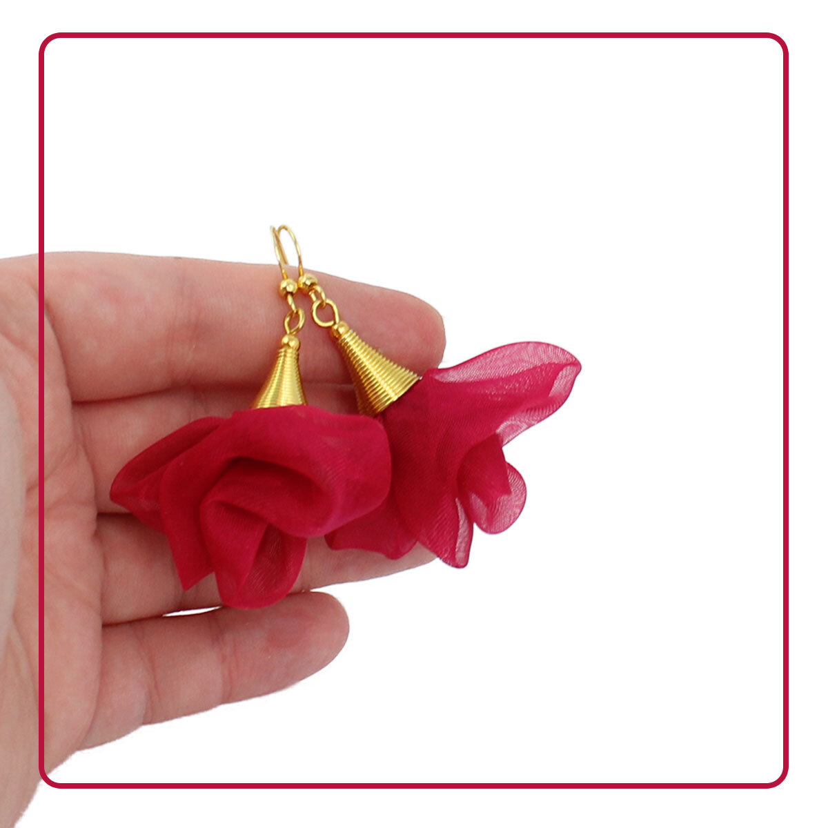 Lekkie kolczyki malinowe z tkaniny kwiaty złote wykończenia – Lume Design