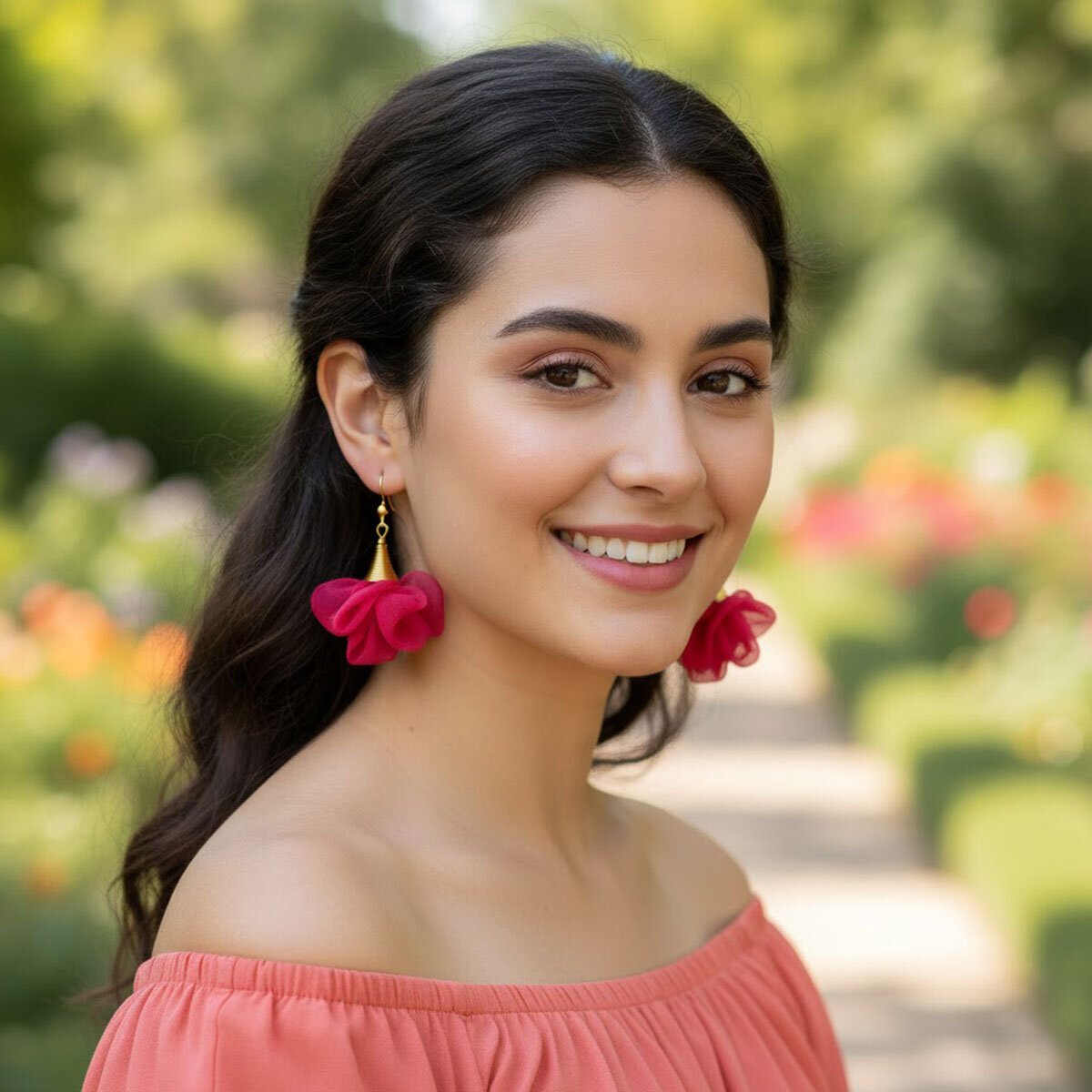 Lekkie kolczyki malinowe z tkaniny kwiaty złote wykończenia – Lume Design