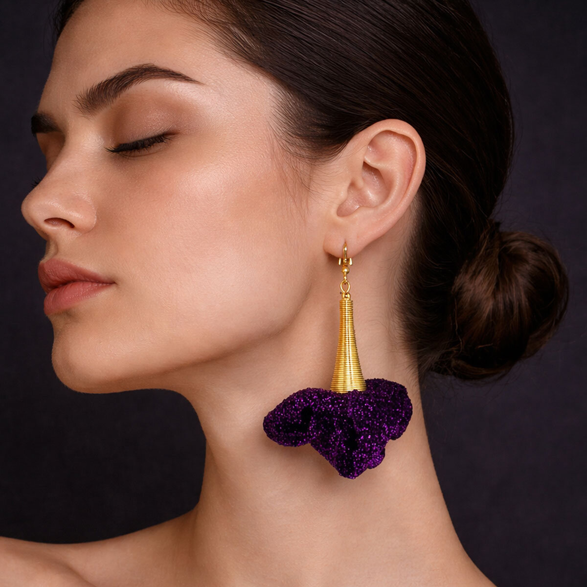Kolczyki z tkaniny ciemny fiolet połyskujące złote długie – Lume Design