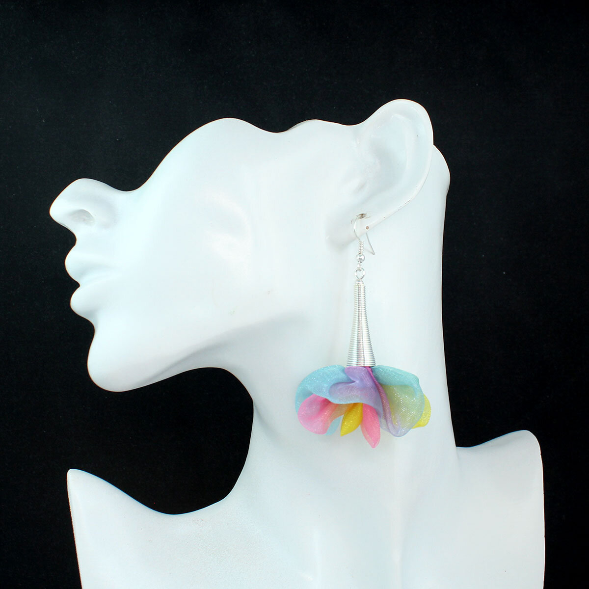 Kolczyki tęczowe z tkaniny w formie lekkich kwiatów – Lume Design