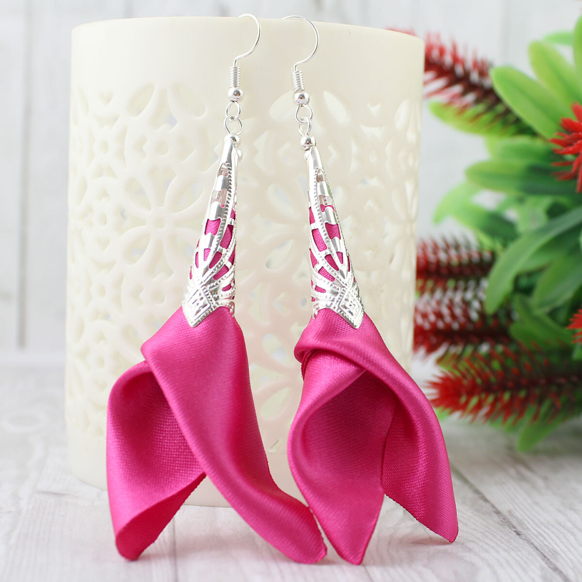Kolczyki Kwiaty Materiałowe Fuksja Lume Design Długie, różowe kolczyki materiałowe w kolorze fuksji z ażurowym srebrnym wykończeniem