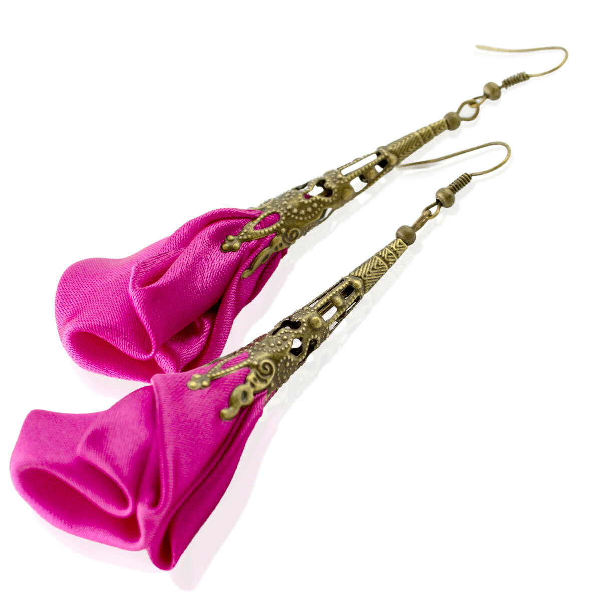 Kolczyki Kwiaty Fuksja Antyczny Brąz Lume Design. Długie satynowe kolczyki kwiaty w kolorze fuksji z ażurowym kielichem w odcieniu antycznego brązu.