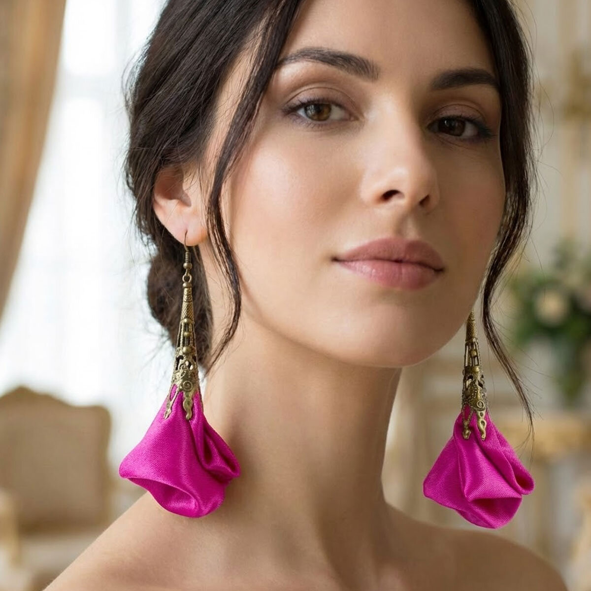 Kolczyki Kwiaty Fuksja Antyczny Brąz Lume Design. Długie satynowe kolczyki kwiaty w kolorze fuksji z ażurowym kielichem w odcieniu antycznego brązu.