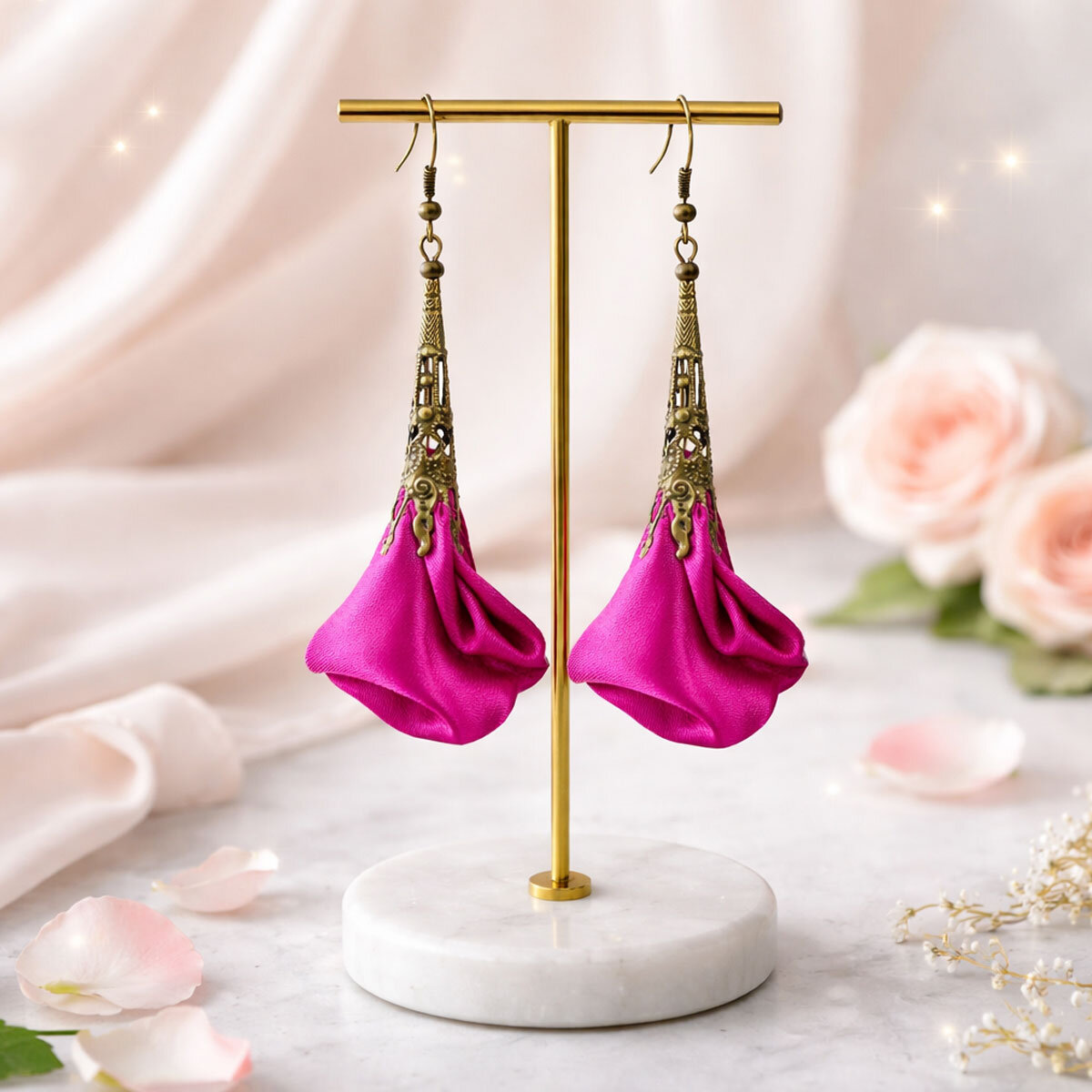 Kolczyki Kwiaty Fuksja Antyczny Brąz Lume Design. Długie satynowe kolczyki kwiaty w kolorze fuksji z ażurowym kielichem w odcieniu antycznego brązu.