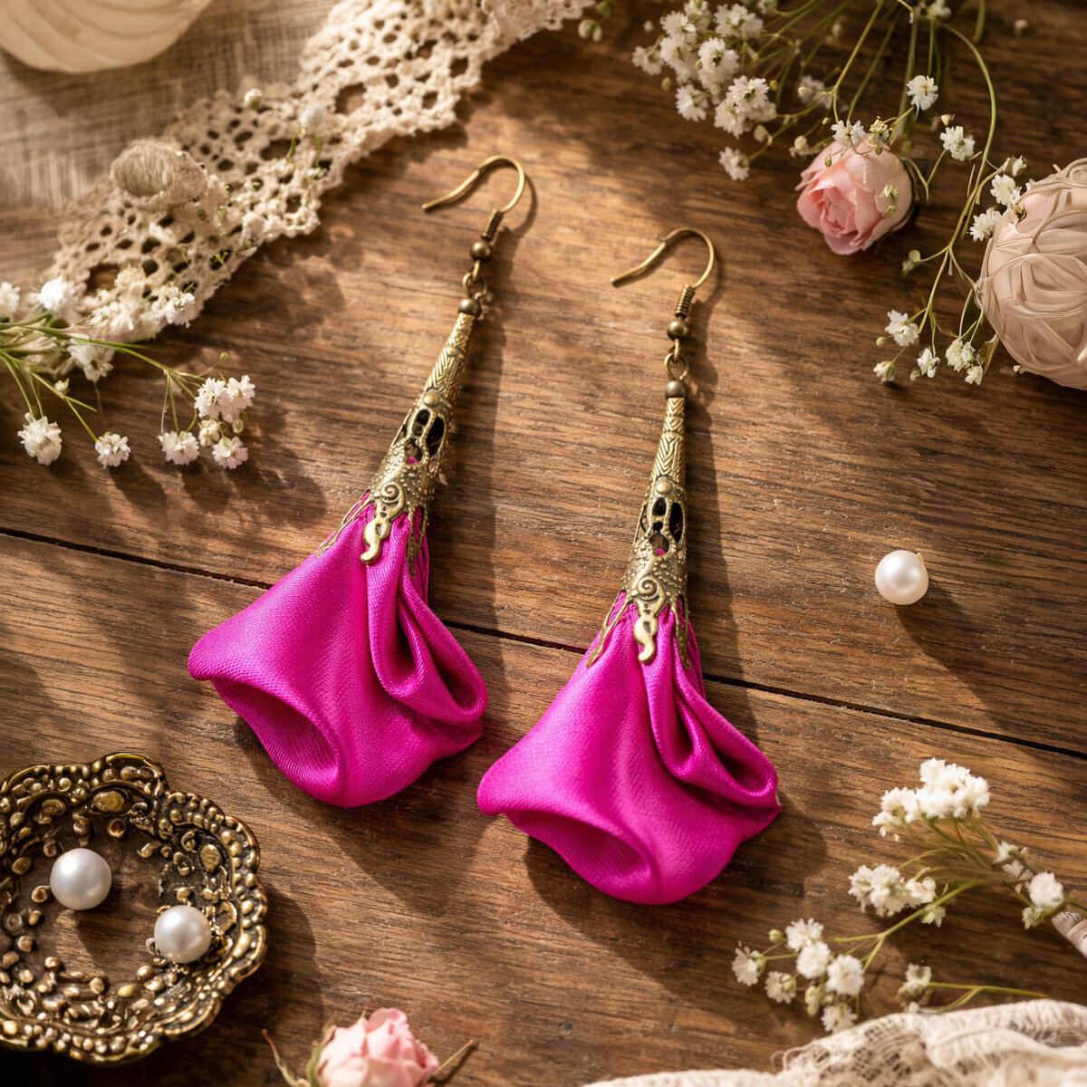 Kolczyki Kwiaty Fuksja Antyczny Brąz Lume Design. Długie satynowe kolczyki kwiaty w kolorze fuksji z ażurowym kielichem w odcieniu antycznego brązu.