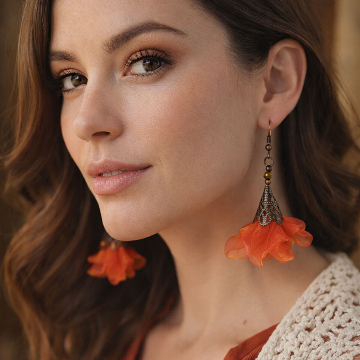 Długie pomarańczowo-różowe kolczyki kwiaty z miedzianym ażurowym elementem.