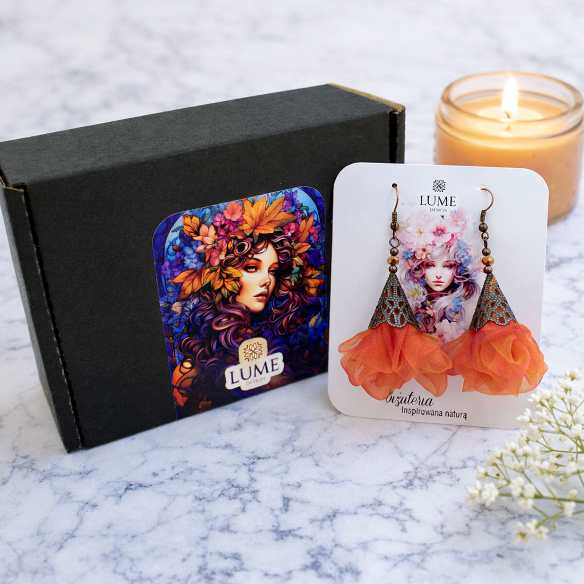 Długie pomarańczowo-różowe kolczyki kwiaty z miedzianym ażurowym elementem.