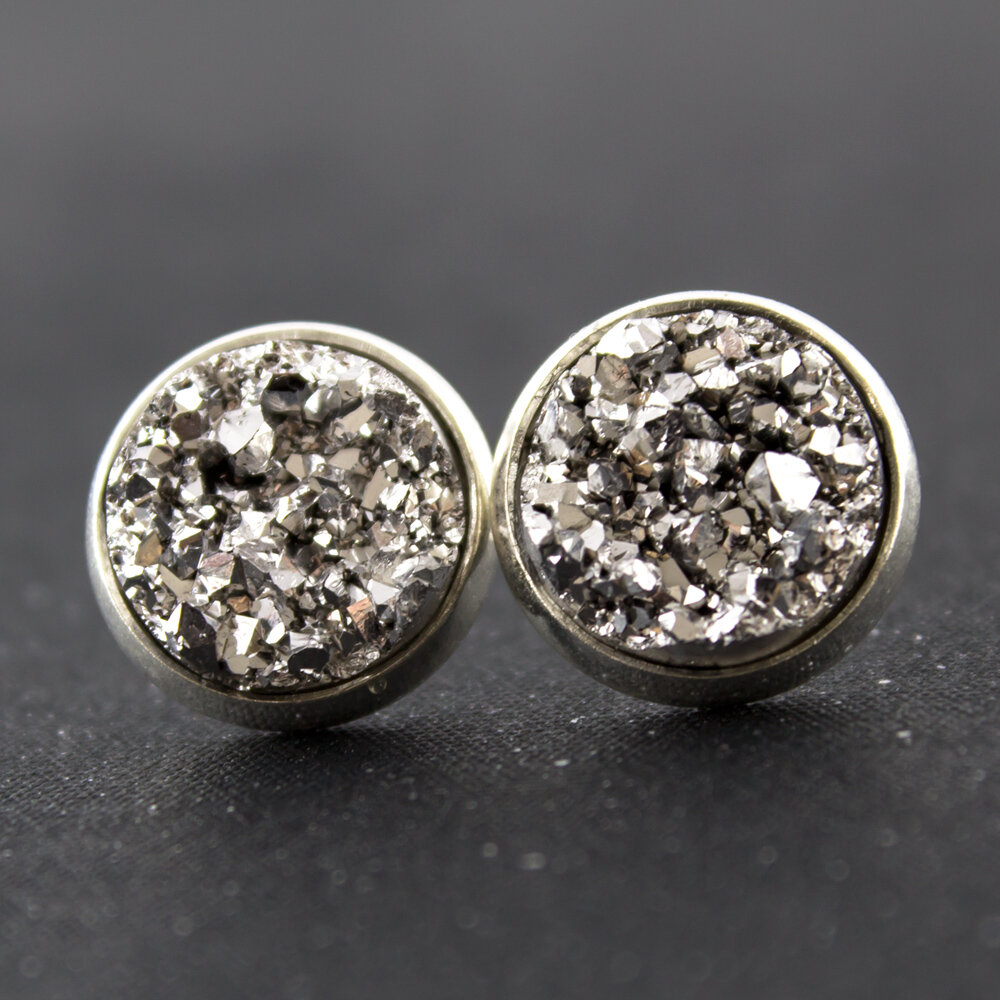 Kolczyki Wkrętki Druzy Srebrne kolczyki druzy, drusy, kamienie, błyszczące, eleganckie, wkrętki, wiszące, kolczyki z żywicy, glitter, świecące kolczyki, okrągłe, sztyfty, z druzami, na prezent, urodziny, święta, boże narodzenie, dla niej, upominek, na studniówkę, romantyczne, casualowe, żywiczne druzy, srebrne