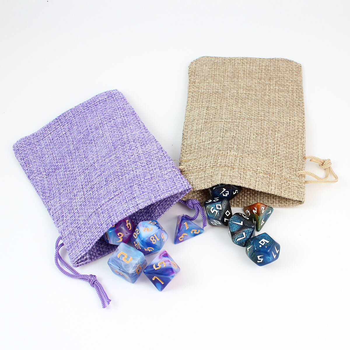 Zestaw 7 biało-złotych kości RPG z żywicy o zaokrąglonych krawędziach | Kości Żywiczne Outlet Veiled Skulls Lume Design