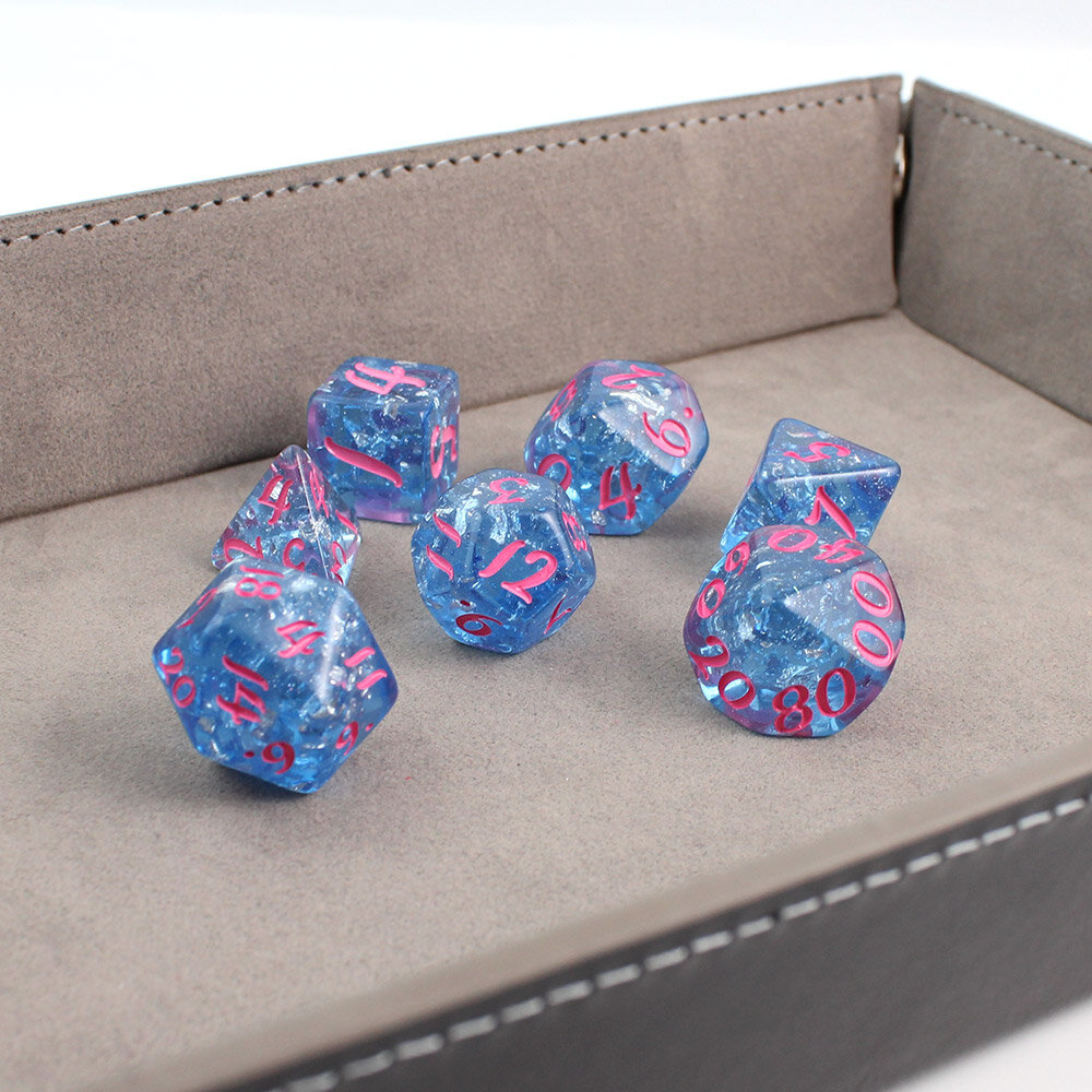 Zestaw 7 żywicznych kości RPG o zaokrąglonych krawędziach w kolorze niebieskim przypominającym lód z różowymi cyframi | Kości Żywiczne Frozen Aurora Lume Design
