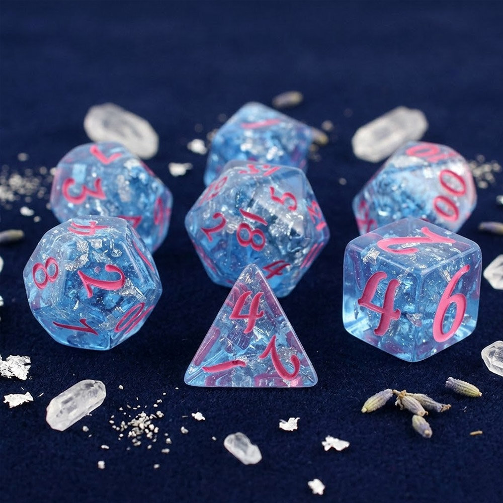 Zestaw 7 żywicznych kości RPG o zaokrąglonych krawędziach w kolorze niebieskim przypominającym lód z różowymi cyframi | Kości Żywiczne Frozen Aurora Lume Design