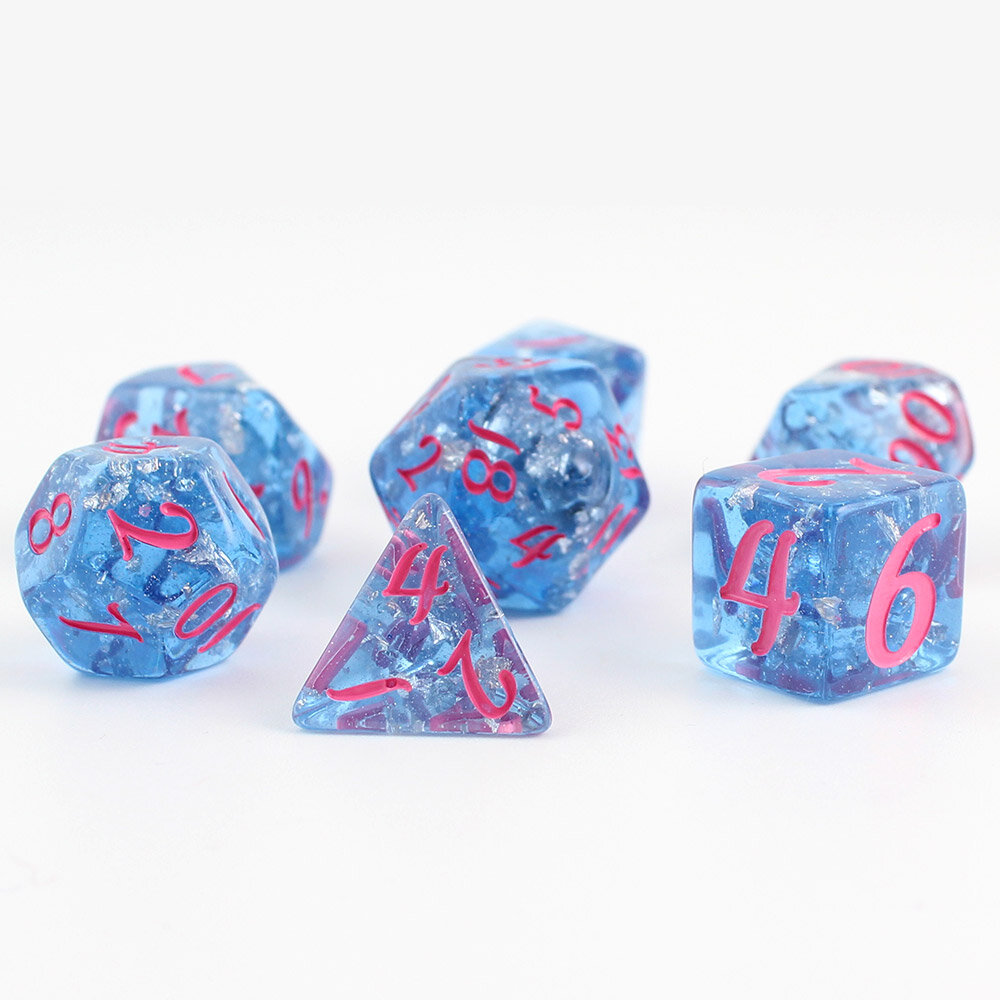Zestaw 7 żywicznych kości RPG o zaokrąglonych krawędziach w kolorze niebieskim przypominającym lód z różowymi cyframi | Kości Żywiczne Frozen Aurora Lume Design