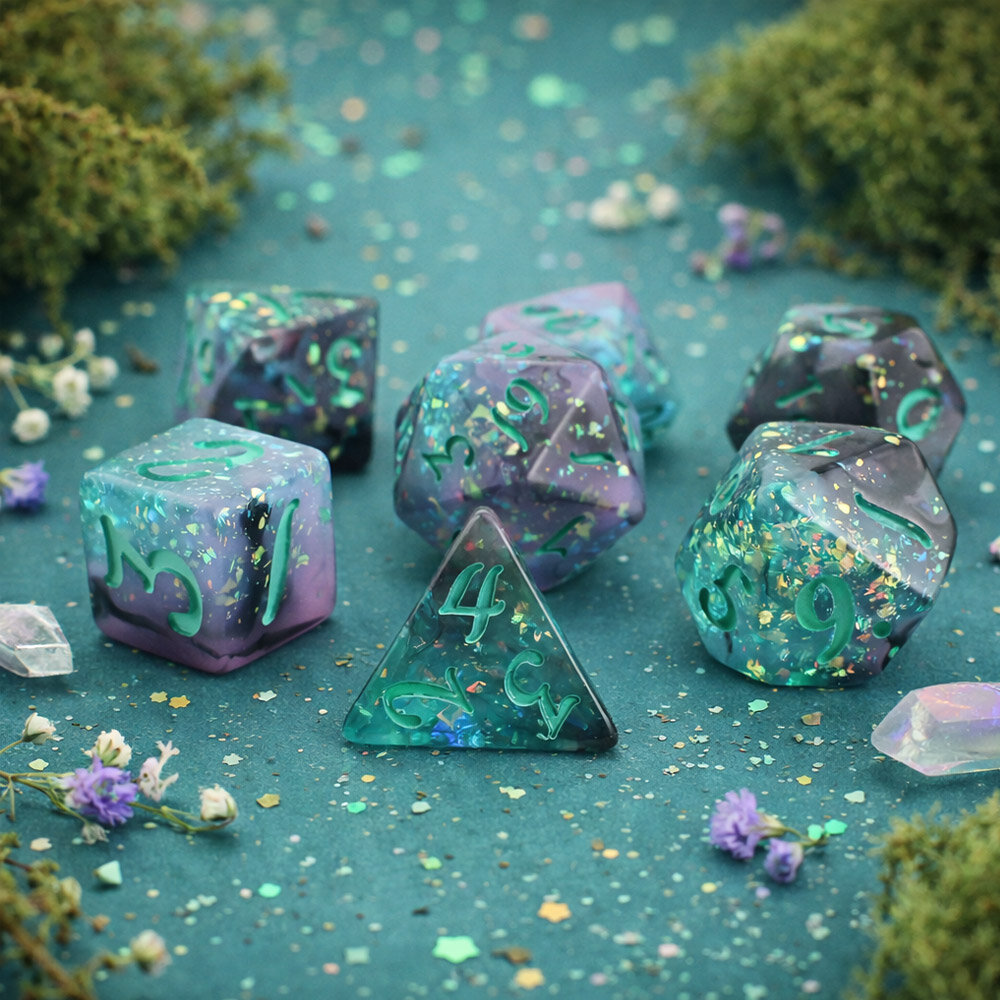 Zestaw 7 żywicznych kości RPG o zaokrąglonych krawędziach ze wzorem miętowo-szarego dymu i błyszczącymi drobinkami | Żywiczne Kości Spectral Mint Lume Design