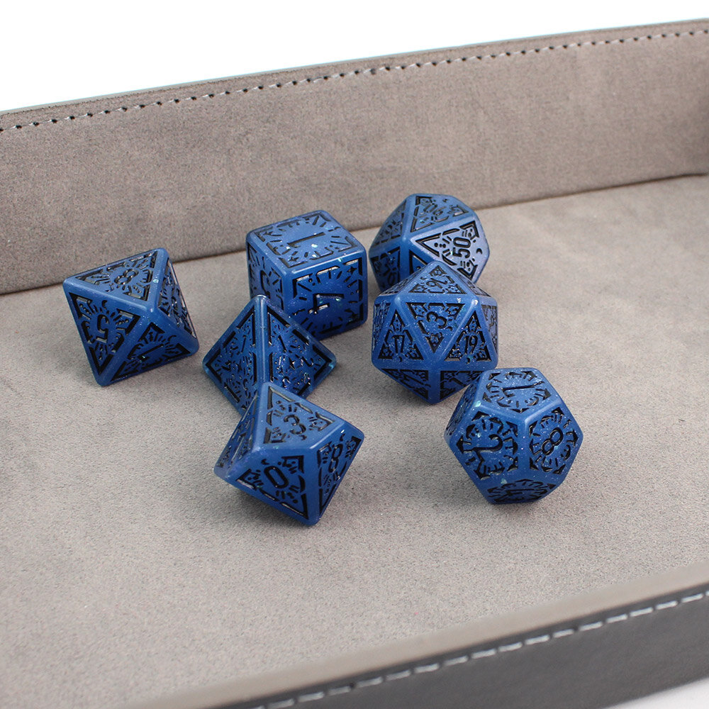 Zestaw 7 granatowych akrylowych kości RPG z czarnymi runami, ramkami i cyframi | Akrylowe Kości Abyssal Runes Lume Design
