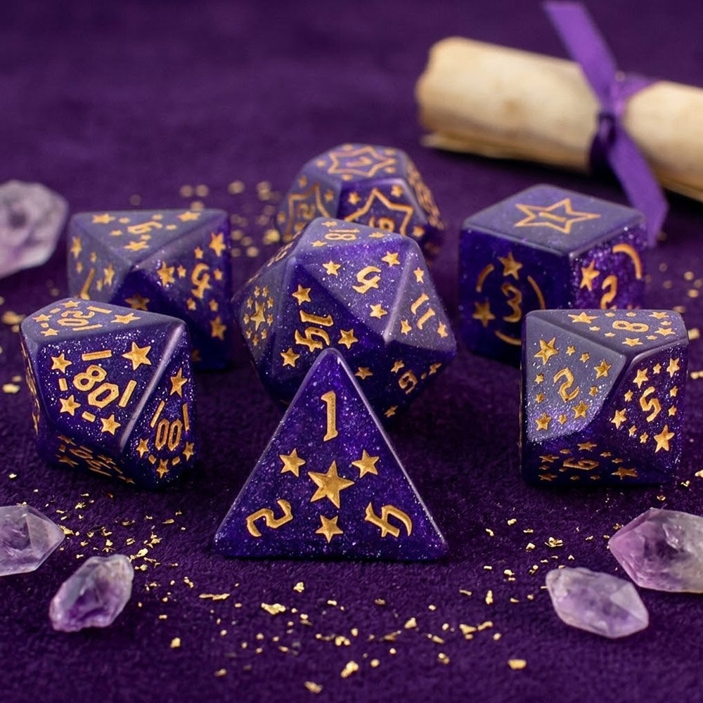 Zestaw 7 akrylowych kości RPG o zaokrąglonych krawędziach w kolorze fioletowym ze złotymi gwiazdkami | Akrylowe Kości Amethyst Stars Lume Design