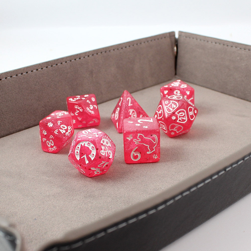 Zestaw malinowych kości wielościennych Cat Magic z brokatem i wzorem w urocze koty.