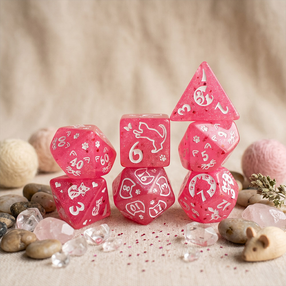 Zestaw malinowych kości wielościennych Cat Magic z brokatem i wzorem w urocze koty.