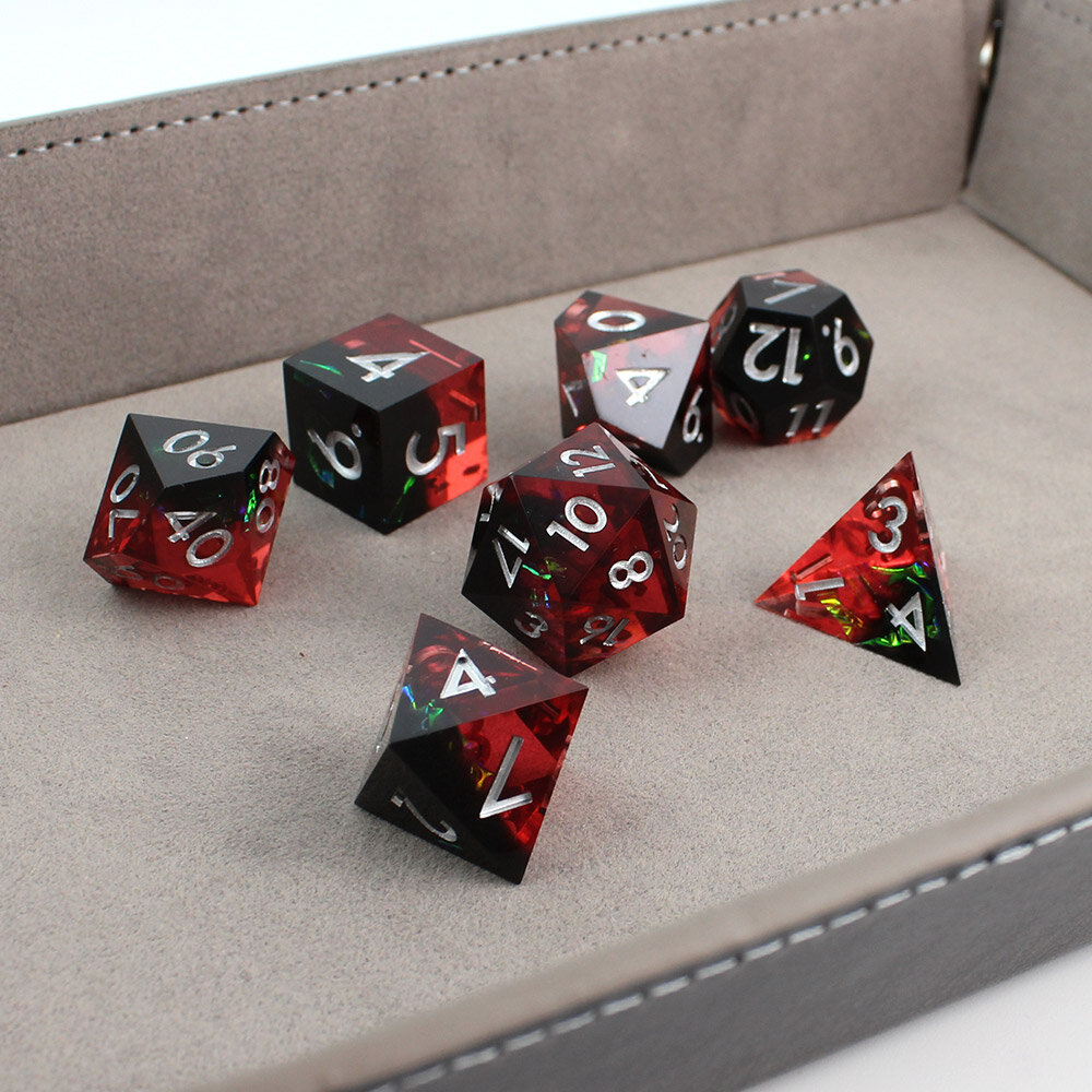 Zestaw 7 kości RPG z żywicy z ostrymi krawędziami w kolorze czarno-czerwonym z folią holograficzną | Kości RPG Void Reaper Lume Design